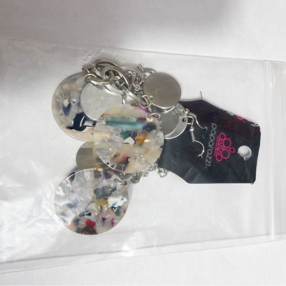 PAPARAZZI NWT chain necklace with silvertone and acrylic disks bonus earrings. - Picture 5 of 5